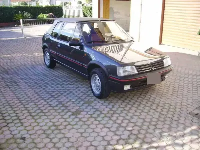 Usata Peugeot 205 113 CV (83 kW) 1988 Grigio Cabrio