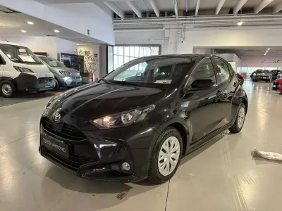 Usata Toyota Yaris Hybrid Active 116 CV (85 kW) 2021 Nero Berlina
