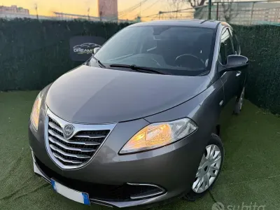 Usado Lancia Ypsilon 69 HP (50 kW) 2013 Cinzento Citadino