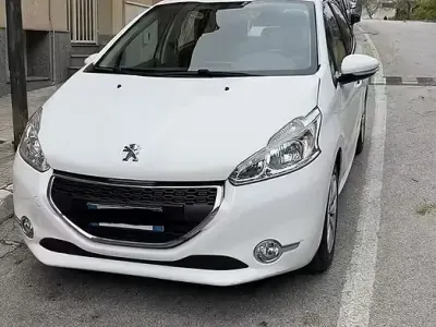 Gebraucht Peugeot 208 82 PS (60 kW) 2015 Kleinwagen