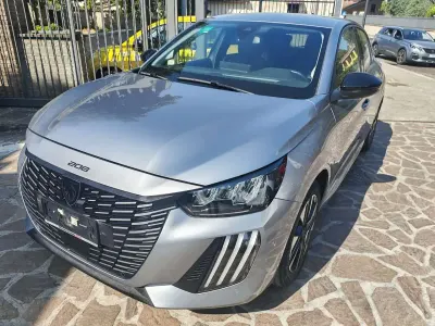 Usata Peugeot 208 Allure 101 CV (74 kW) 2025 Gray Utilitaria