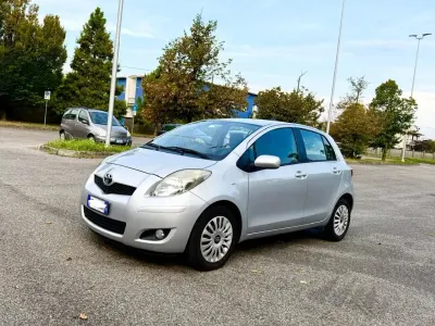 Usata Toyota Auris Active 99 CV (72 kW) 2011 Argento Utilitaria