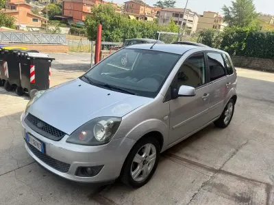 Usata Ford Fiesta Ghia 68 CV (50 kW) 2005 Argento Utilitaria