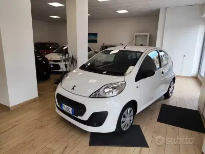 Usata Peugeot 107 Active 68 CV (50 kW) 2012 Bianco Utilitaria