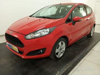 Usata Ford Fiesta 75 CV (55 kW) 2017 Rosso Utilitaria