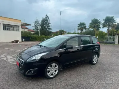 Usata Peugeot 5008 120 CV (88 kW) 2017 Nero Monovolume