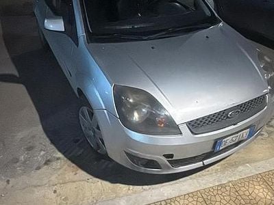 Usata Ford Fiesta 73 CV (53 kW) 2007 Grigio Utilitaria