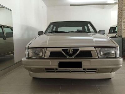 Usata Alfa Romeo 75 148 CV (108 kW) 1990 Grigio Berlina