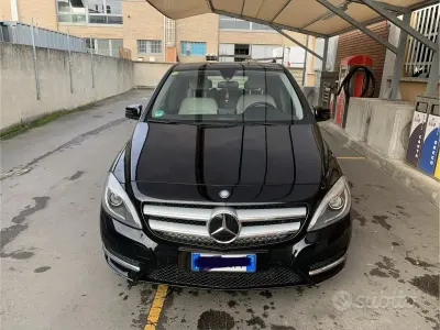 Usata Mercedes B180 90 CV (66 kW) 2014 Nero Utilitaria