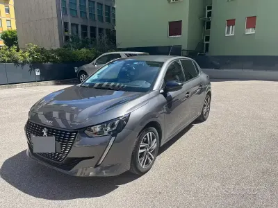Usata Peugeot 208 Allure 101 CV (74 kW) 2023 Grigio Utilitaria