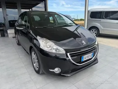 Usata Peugeot 208 Allure 68 CV (50 kW) 2014 Nero Utilitaria