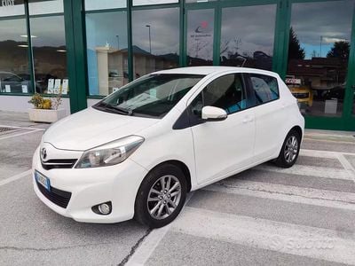 Usata Toyota Yaris Lounge 70 CV (51 kW) 2014 Bianco Utilitaria