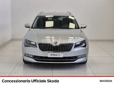 Usado Skoda Superb LAURIN & KLEMENT 190 CV (139 kW) 2019 Plateado Familiar