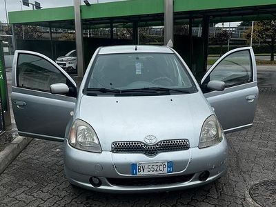 Usata Toyota Yaris 2001 Grigio Berlina
