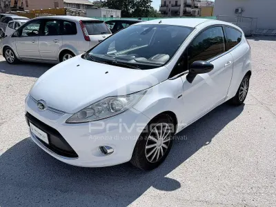 Usata Ford Fiesta 90 CV (66 kW) 2010 Bianco Utilitaria