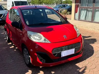 Usata Peugeot 107 Access 68 CV (50 kW) 2013 Rosso Utilitaria