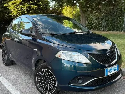 Usata Lancia Ypsilon Gold 69 CV (50 kW) 2018 Blu Utilitaria