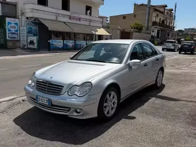 Usata Mercedes C200 Elegance 122 CV (89 kW) 2006 Grigio Berlina