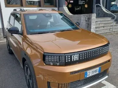 Usata Fiat Grande Panda La Prima 83 kW (113 CV) 2025 Marrone Utilitaria