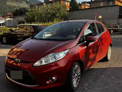 Usata Ford Fiesta Titanium 82 CV (60 kW) 2009 Rosso Berlina