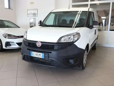 Usata Fiat Doblò Lounge 105 CV (77 kW) 2021 Bianco Monovolume