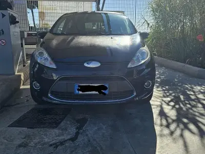 Usata Ford Fiesta 68 CV (50 kW) 2010 Nero Berlina