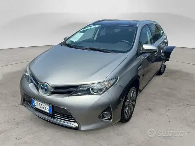 Usata Toyota Auris Hybrid Lounge 135 CV (99 kW) 2015 Grigio Station wagon