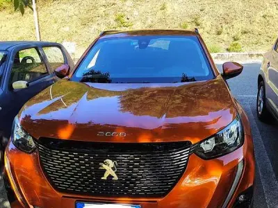 Usata Peugeot 2008 Allure 131 CV (96 kW) 2021 Arancione SUV