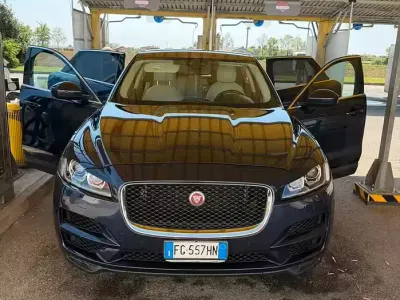 Begagnad Jaguar F-Pace Prestige 300 HK (220 kW) 2017 Blå SUV