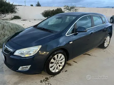 Käytetty Opel Astra Cosmo 110 HP (80 kW) 2011 Sininen Sedan