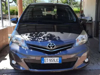 Usata Toyota Yaris Lounge 90 CV (66 kW) 2013 Grigio Utilitaria