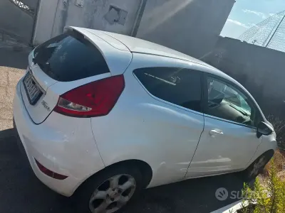 Usata Ford Fiesta 97 CV (71 kW) 2010 Bianco Berlina