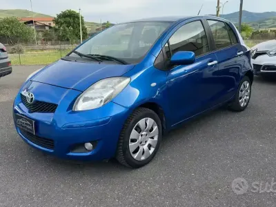 Usata Toyota Yaris 69 CV (50 kW) 2011 Blu Utilitaria