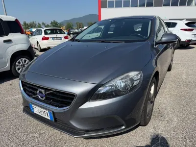 Usata Volvo V40 Momentum 150 CV (110 kW) 2015 Grigio Berlina