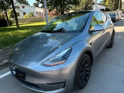 Usata Tesla Model Y Long Range AWD 378 kW (514 CV) 2023 Grigio SUV