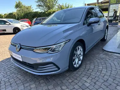 Usata VW Golf VIII Life 116 CV (85 kW) 2021 Moonstone gray met Berlina