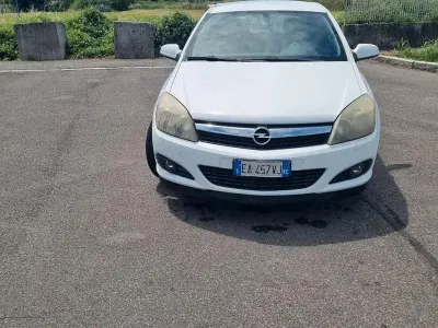 Usata Opel Astra GTC Sport 82 CV (60 kW) 2010 Bianco Coupé