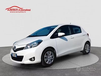 Usata Toyota Yaris Lounge 69 CV (50 kW) 2013 Bianco Utilitaria
