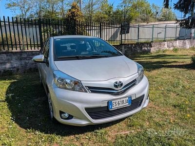 Usata Toyota Yaris 69 CV (50 kW) 2013 Grigio Utilitaria