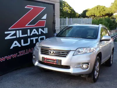 Usata Toyota RAV4 150 CV (110 kW) 2010 Argento SUV