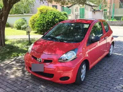 Usado Toyota Aygo 68 HP (50 kW) 2010 Vermelho Citadino