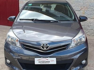 Usata Toyota Yaris Lounge 90 CV (66 kW) 2013 Grigio Utilitaria