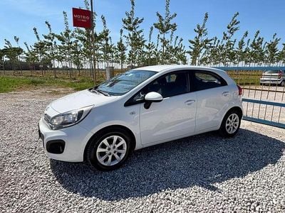 Begagnad Kia Rio Active 75 HK (55 kW) 2013 Vit Sedan