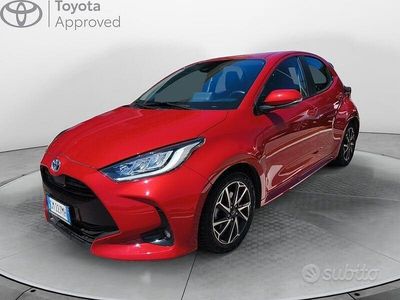 Begagnad Toyota Yaris Hybrid Trend 92 HK (67 kW) 2023 Röd Sedan