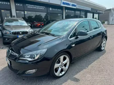 Usata Opel Astra Cosmo 180 CV (132 kW) 2010 Nero Berlina