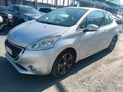 Usata Peugeot 208 Access 82 CV (60 kW) 2014 Grigio Utilitaria
