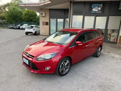 Käytetty Ford Focus Titanium 116 HP (85 kW) 2011 Punainen Sedan