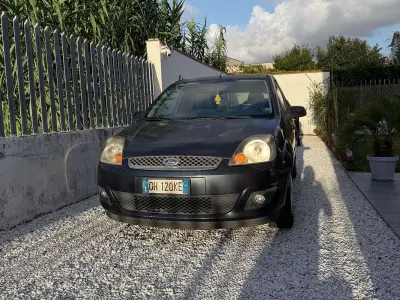Usata Ford Fiesta Titanium 68 CV (50 kW) 2007 Marrone Utilitaria