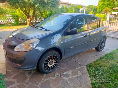 Usata Renault Clio II 54 CV (39 kW) 2005 Grigio Utilitaria