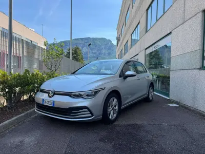 Usata VW Golf VIII Life 116 CV (85 kW) 2023 Argento Berlina